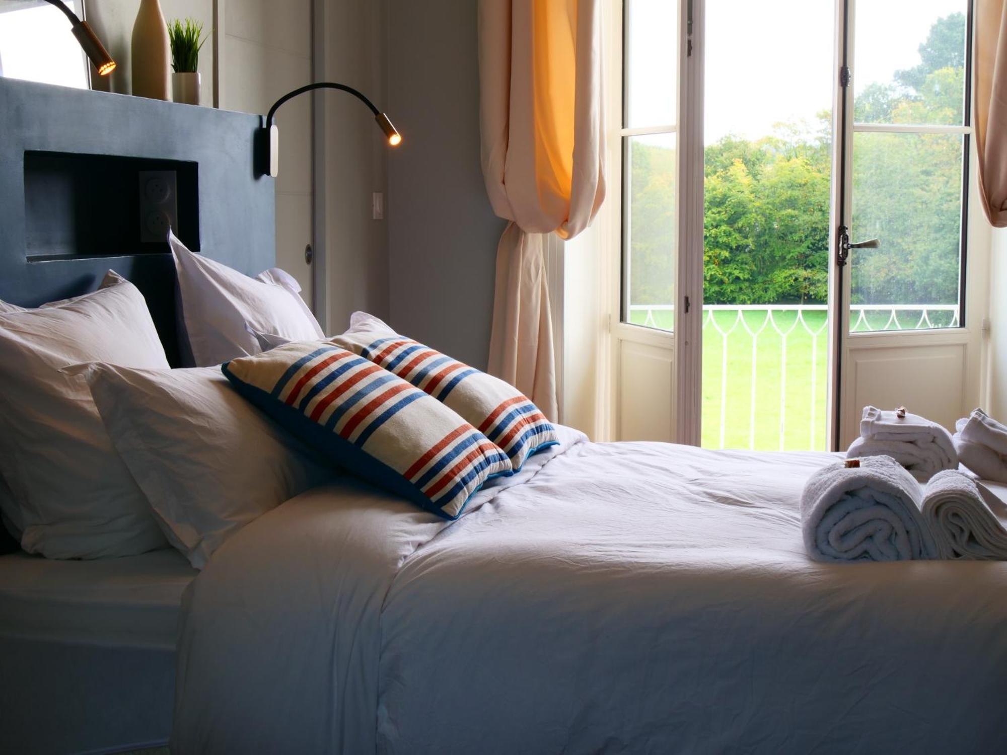 Domaine Du Cloitre Bed & Breakfast เปลเนิฟ-วัล-อ็องเดร ภายนอก รูปภาพ